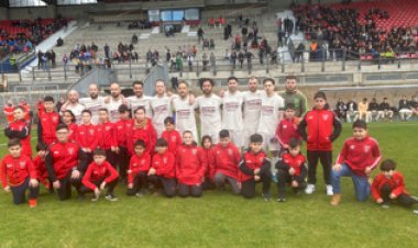 Depremzedeler yararına dostça karşılaştılar