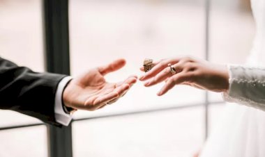 AYM, kadınların evllilik öncesi soyadını engelleyen hükmü iptal etti