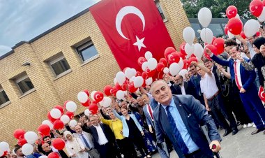 251 Kırmızı Beyaz balon gökyüzüne bırakıldı