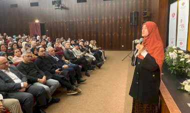 Yazar Saliha Erdem kitabını imzaladı